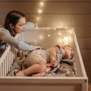 Habituer un bébé à dormir seul : quand passer de la nacelle au lit ?