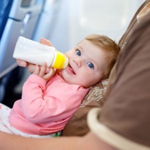 Guide pour voyager en avion avec un bébé